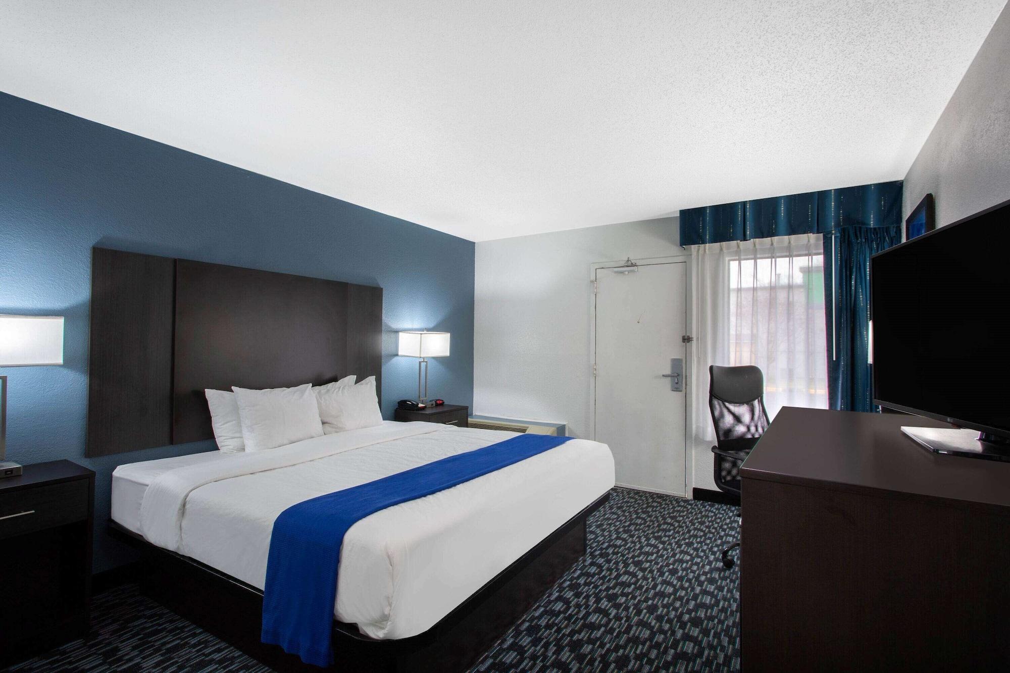 Baymont By Wyndham Charlotte University Exterior photo