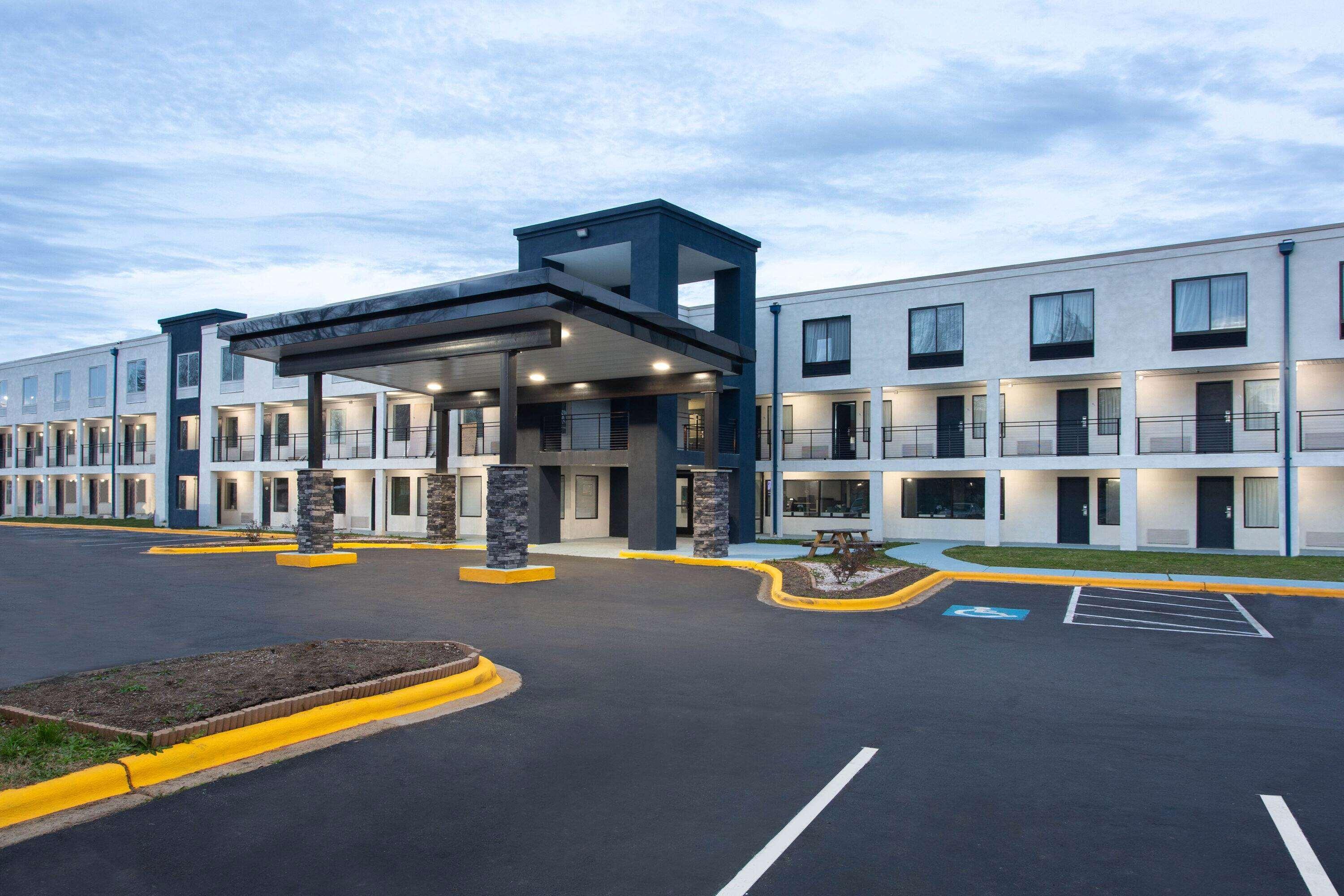 Baymont By Wyndham Charlotte University Exterior photo